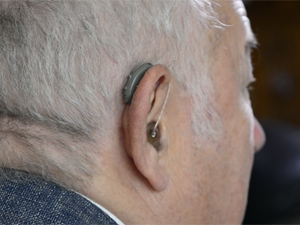 Dr. Beckstein erzählt von seinem ersten Hörgerät, das ihm ermöglichte, weiter seinem Beruf nachzugehen