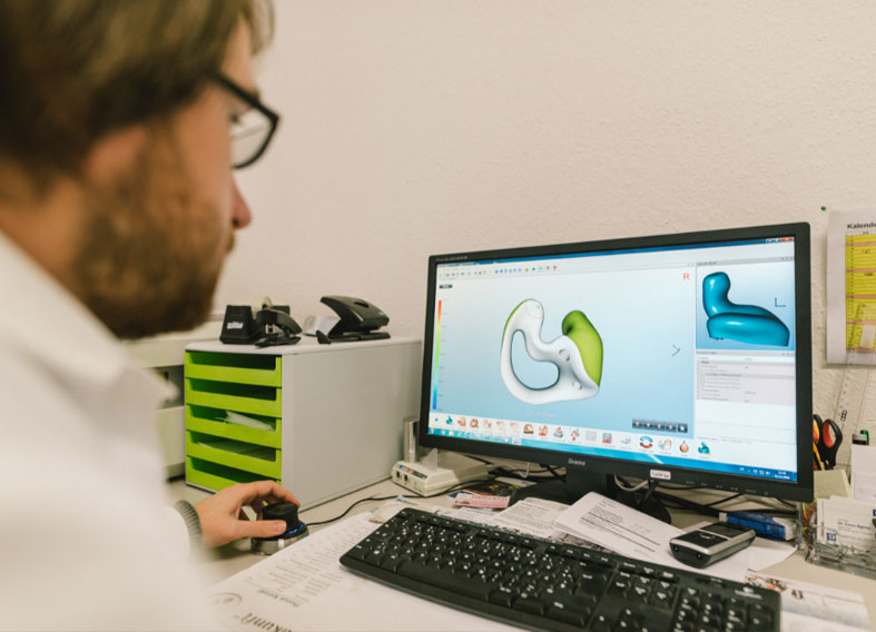 Im hauseigenen Otoplastik-Labor werden passgenaue Ohrstücke modelliert und in kürzester Zeit gefertigt.