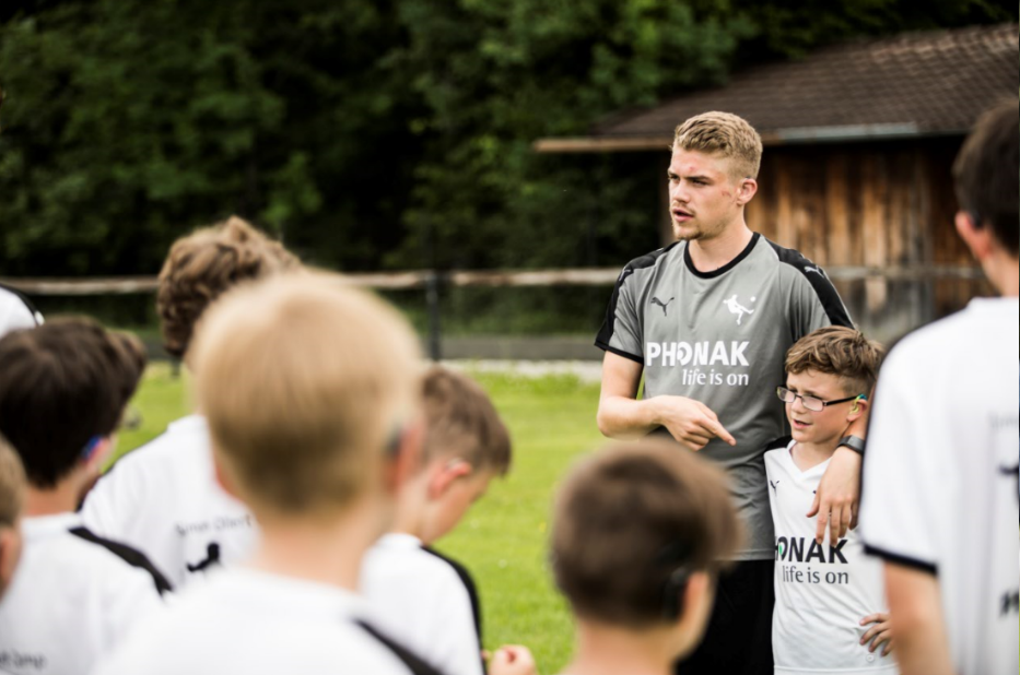 Fußballverein für schwerhörige Kinder von Hörgerätehersteller Sonova unterstützt