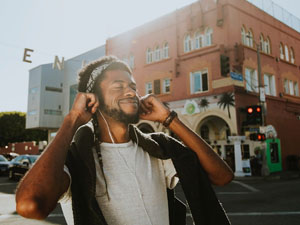 Neuer Audio-Standard der WHO soll junge Menschen vor bleibenden Hörschäden schützen