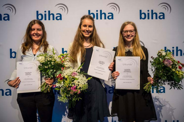 Bestens bestanden: Die drei besten Prüflinge der Hörakustik (von links nach rechts): Carina Biermann (85 Punkte), Janna Ulbrich (90 Punkte), Lara Manthey (87 Punkte)