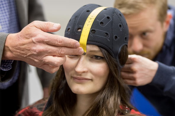 Forschungserkenntnis Universität Oldenburg: Elektrische Hirnstimulation verbessert Sprachverstehen bei lautstärkeintensiven Hintergrundgeräuschen.